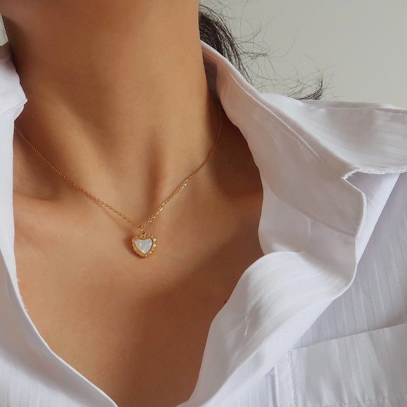 NEW 18K Gold Plated Shell Embossed Heart Love Necklace - Picture 9 of 12